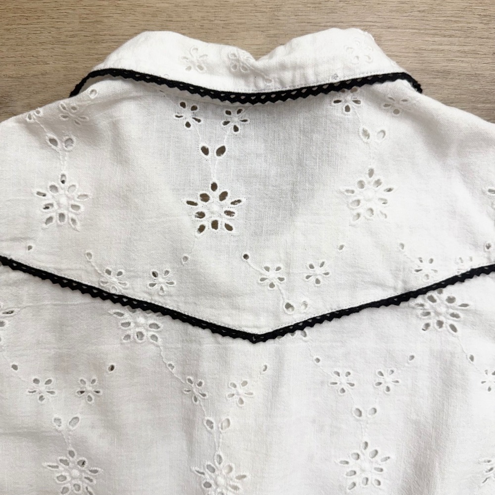 Zara White Eyelet Embroidery Cropped Shirt Black Contrast Trim Size Medium - Picture 4 of 8